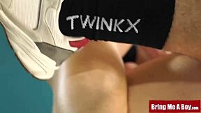 Scen#20 för video: Lockers are the place where young and skinny twink...